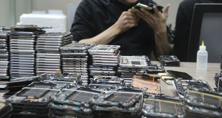 Rega Layar LCD iPhone Polarisasi ing 2026: Napa Toko Repair Ngalih Mbalik menyang Tampilan Asli sing Dianyari